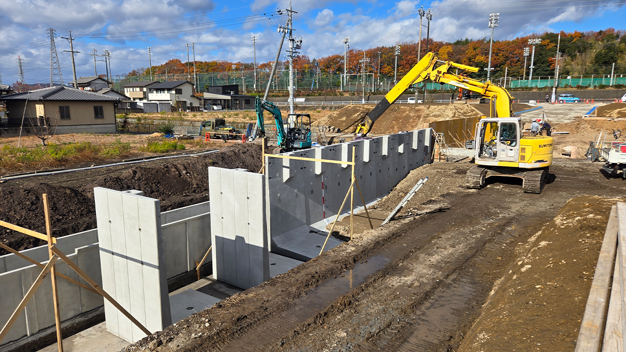 重機で施工中の現場写真