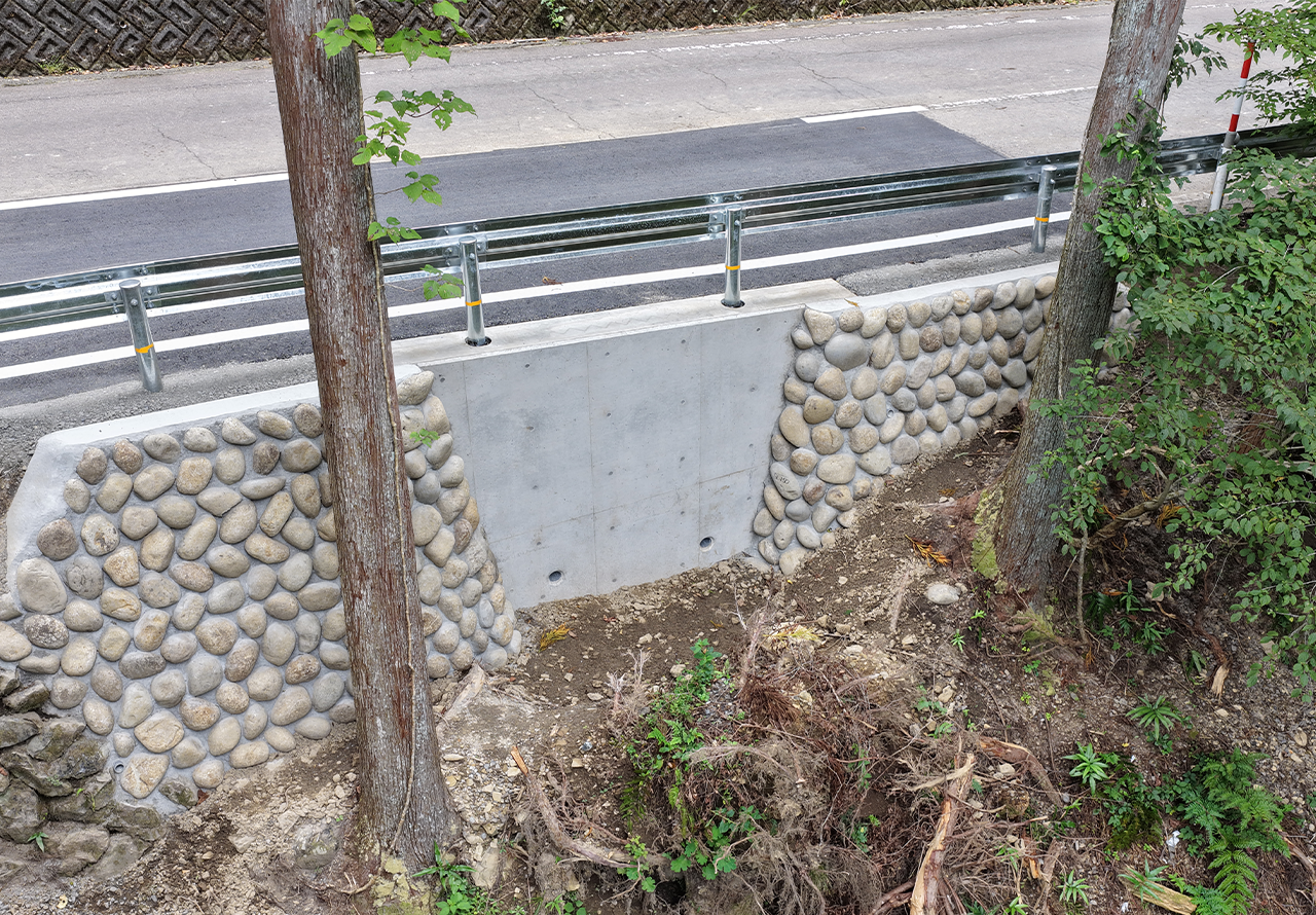 道路災害復旧事業(国)418号路側復旧工事の完了写真