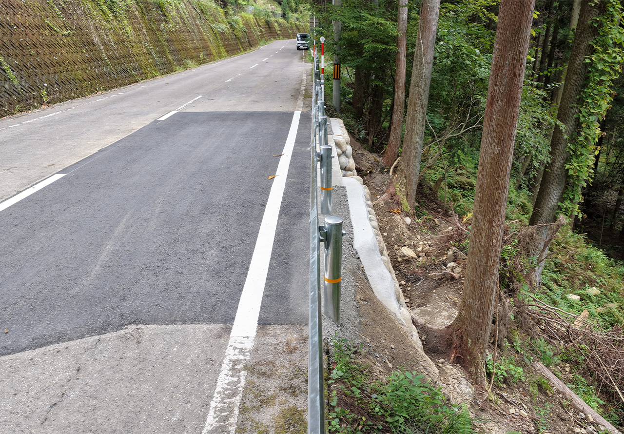 道路災害復旧事業(国)418号路側復旧工事の完了写真