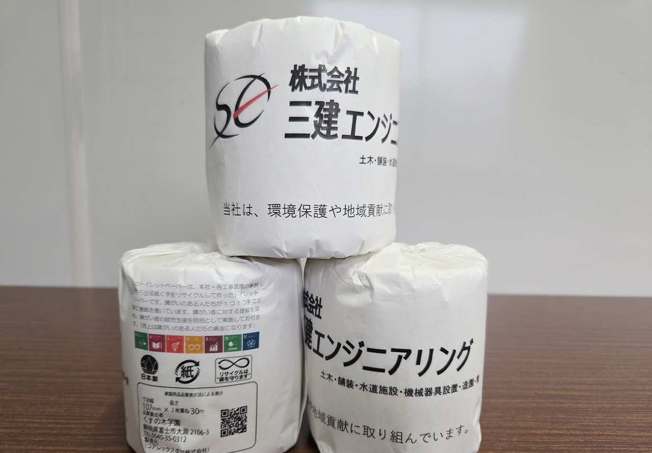 リサイクルトイレットペーパーを積み上げている写真