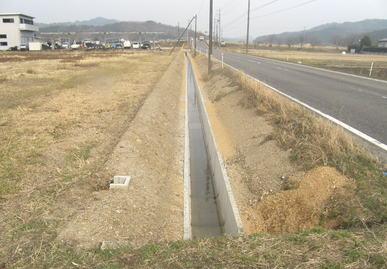 小倉地内排水路改良工事の写真
