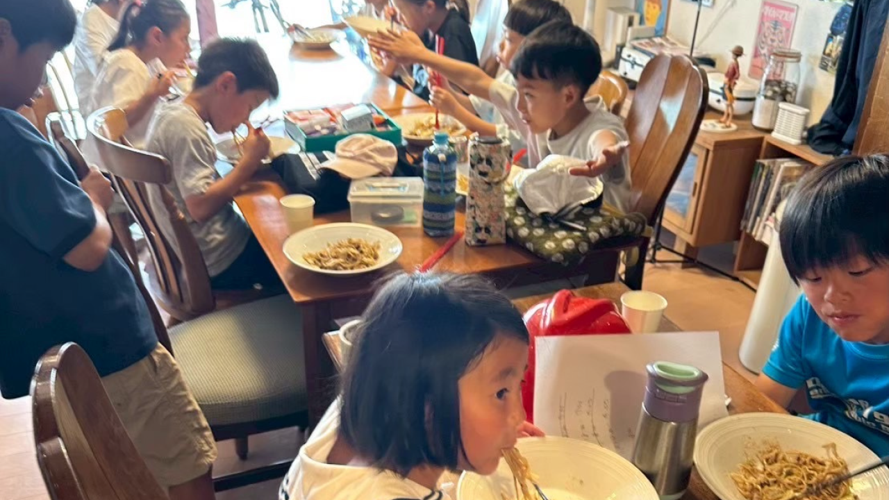 子どもたちが子ども食堂を利用している写真